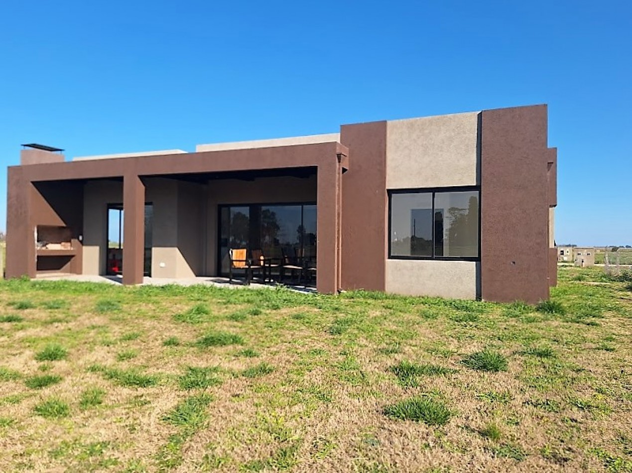 CASA EN BARRIO CERRADO A ESTRENAR, N° 109.