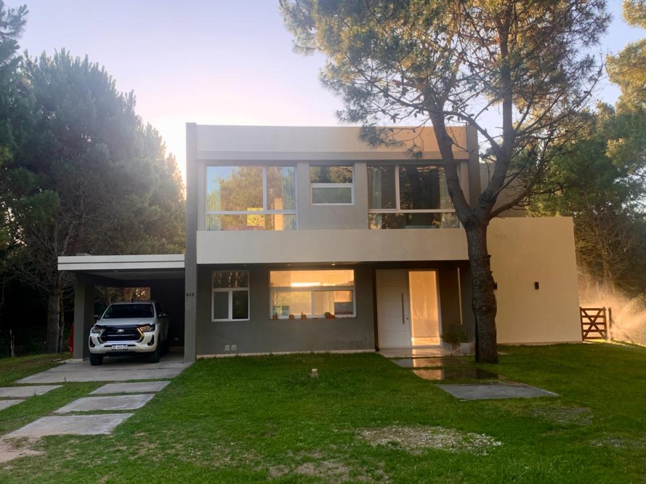  Casa en Venta en La Herradura, Pinamar: Arquitectura Elegante, Balcon con Vista a la Cancha de Polo y Pileta Climatizada