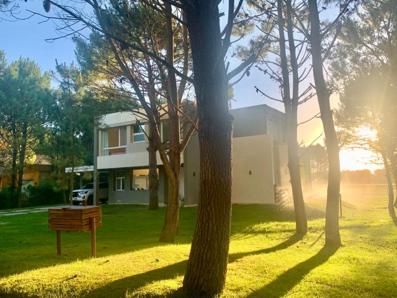  Casa en Venta en La Herradura, Pinamar: Arquitectura Elegante, Balcon con Vista a la Cancha de Polo y Pileta Climatizada