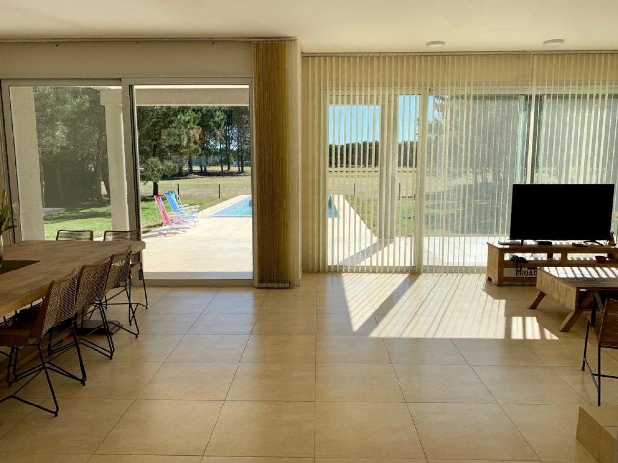  Casa en Venta en La Herradura, Pinamar: Arquitectura Elegante, Balcon con Vista a la Cancha de Polo y Pileta Climatizada