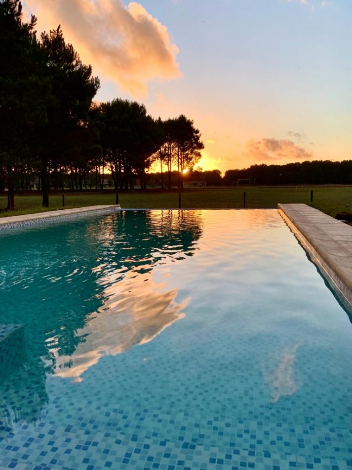  Casa en Venta en La Herradura, Pinamar: Arquitectura Elegante, Balcon con Vista a la Cancha de Polo y Pileta Climatizada