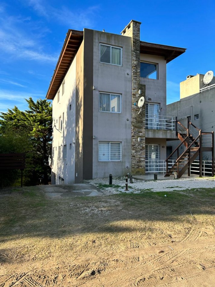 Departamento a la Venta en Primer Piso con Cochera y Parrilla en Mar de Ostende, a Minutos de Pinamar - ¡A Pasos de la Playa!