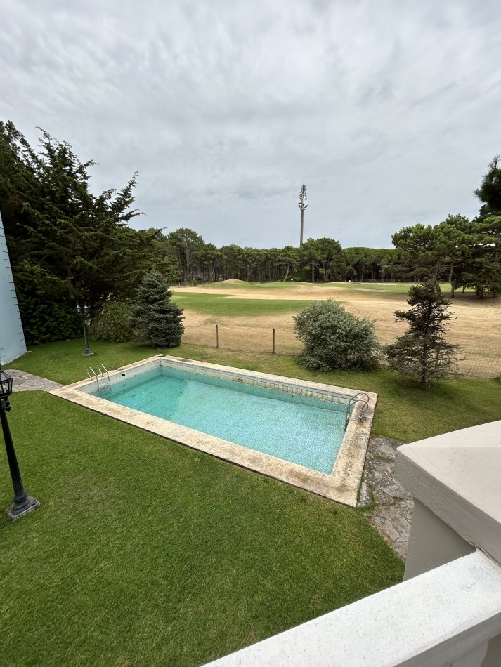  OPORTUNIDAD A LA VENTA Casa de Lujo con Vista al Golf, Pileta y Quincho: en tres lotes, Diseño  y Comodidad en Pinamar