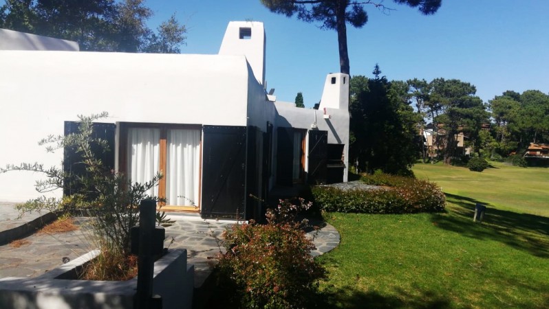 CASA EN BARRIO PARQUE GOLF