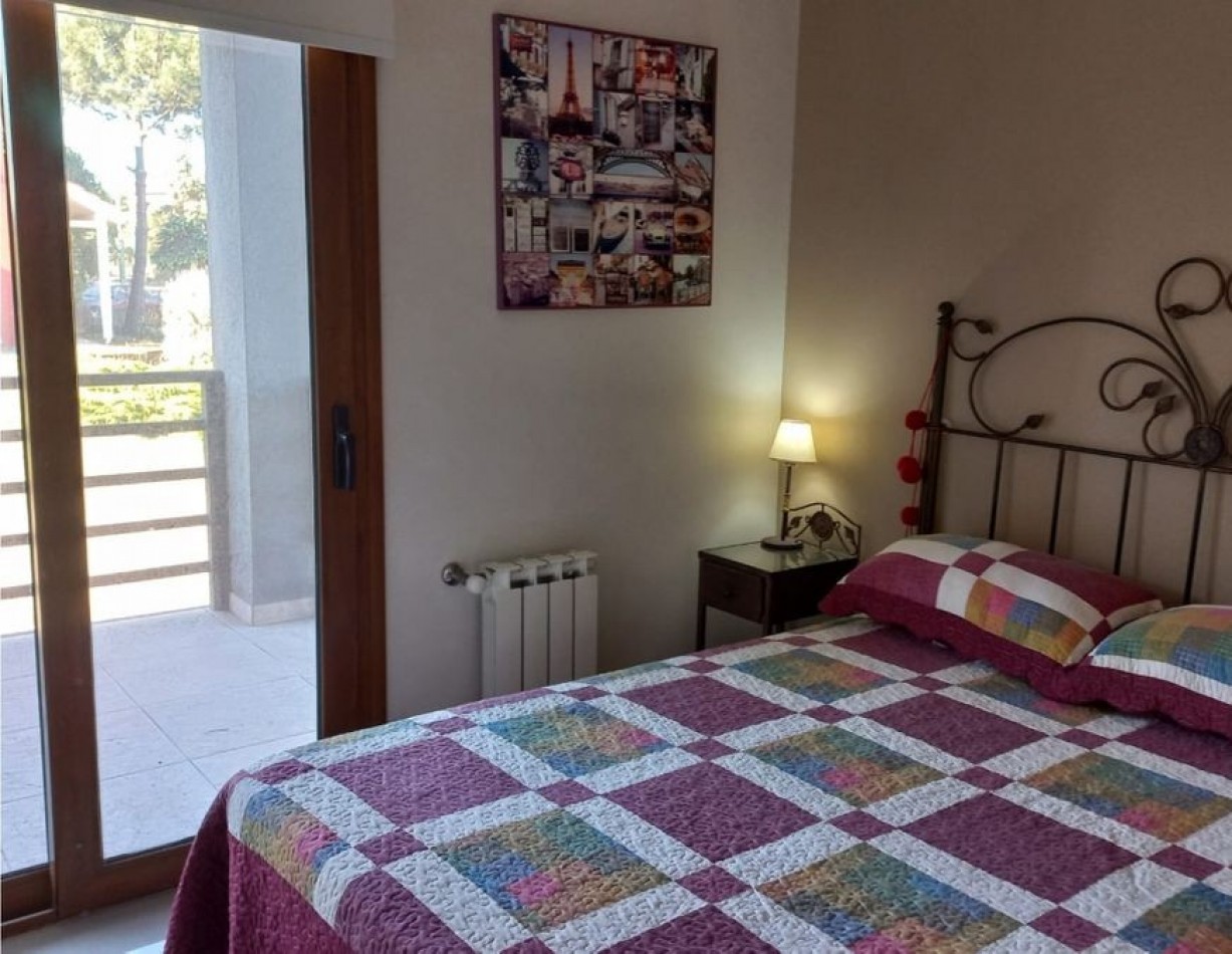 DEPARTAMENTO DE DOS AMBIENTES CON COCHERA Y PARRILLA CERCA DEL MAR