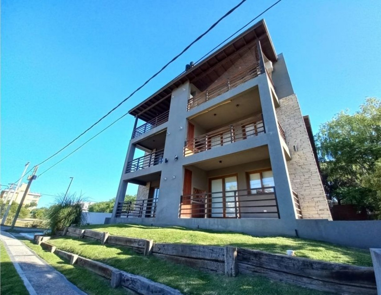 DEPARTAMENTO DE DOS AMBIENTES CON COCHERA Y PARRILLA CERCA DEL MAR