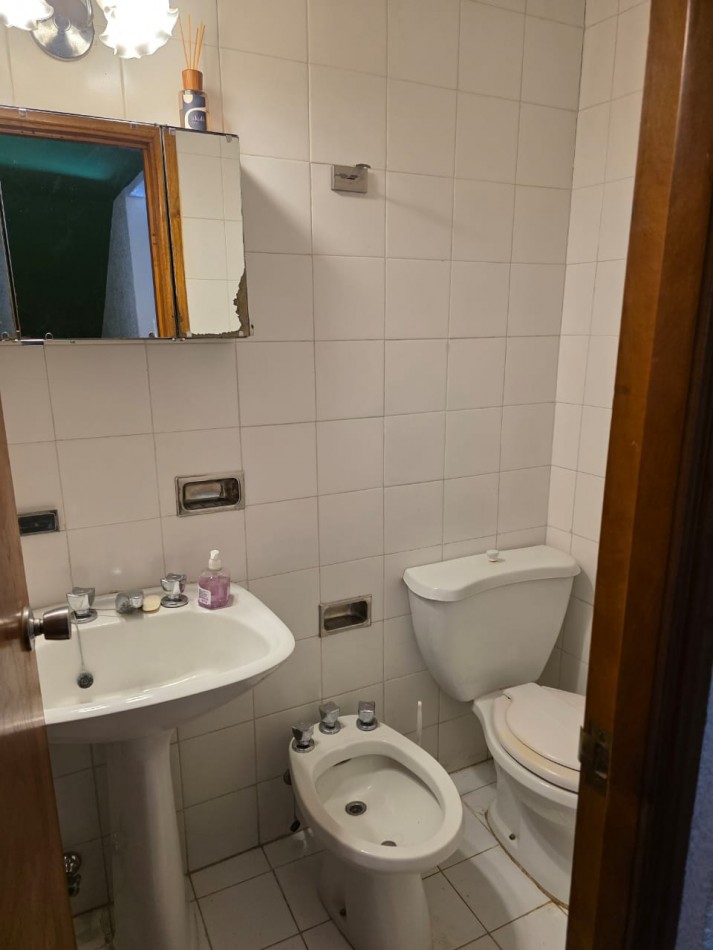 DEPARTAMENTO DE DOS AMBIENTES Y MEDIO EN EL CENTRO DE PINAMAR