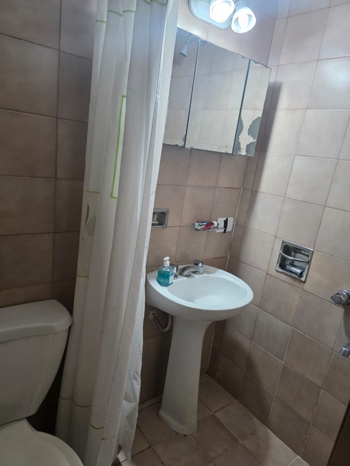 DEPARTAMENTO DE DOS AMBIENTES Y MEDIO EN EL CENTRO DE PINAMAR