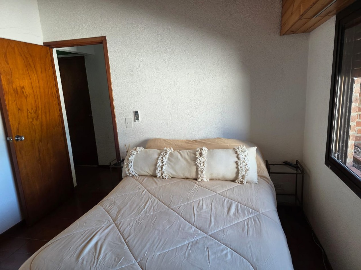 DEPARTAMENTO DE DOS AMBIENTES Y MEDIO EN EL CENTRO DE PINAMAR