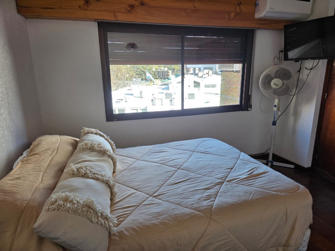DEPARTAMENTO DE DOS AMBIENTES Y MEDIO EN EL CENTRO DE PINAMAR