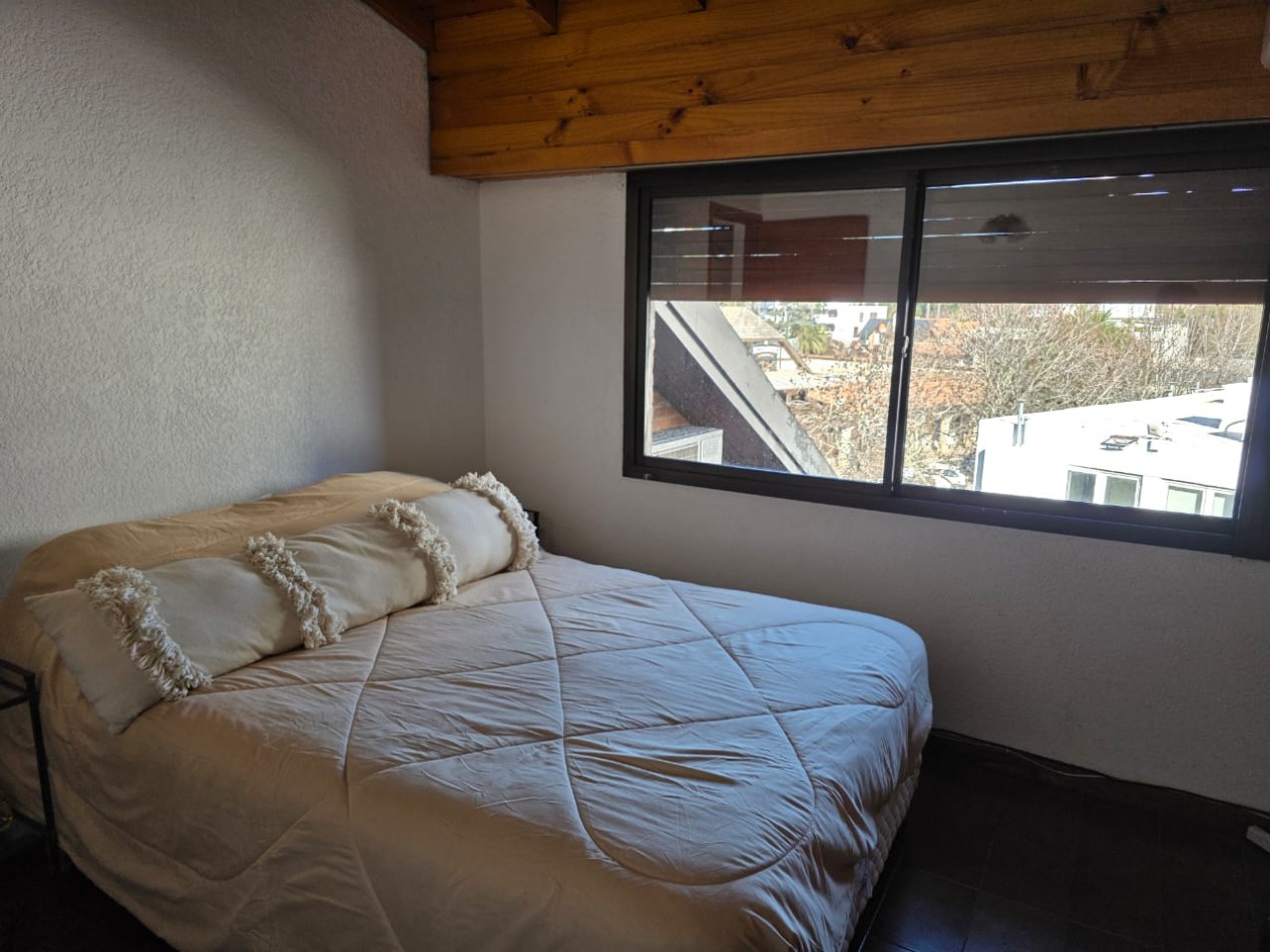 DEPARTAMENTO DE DOS AMBIENTES Y MEDIO EN EL CENTRO DE PINAMAR