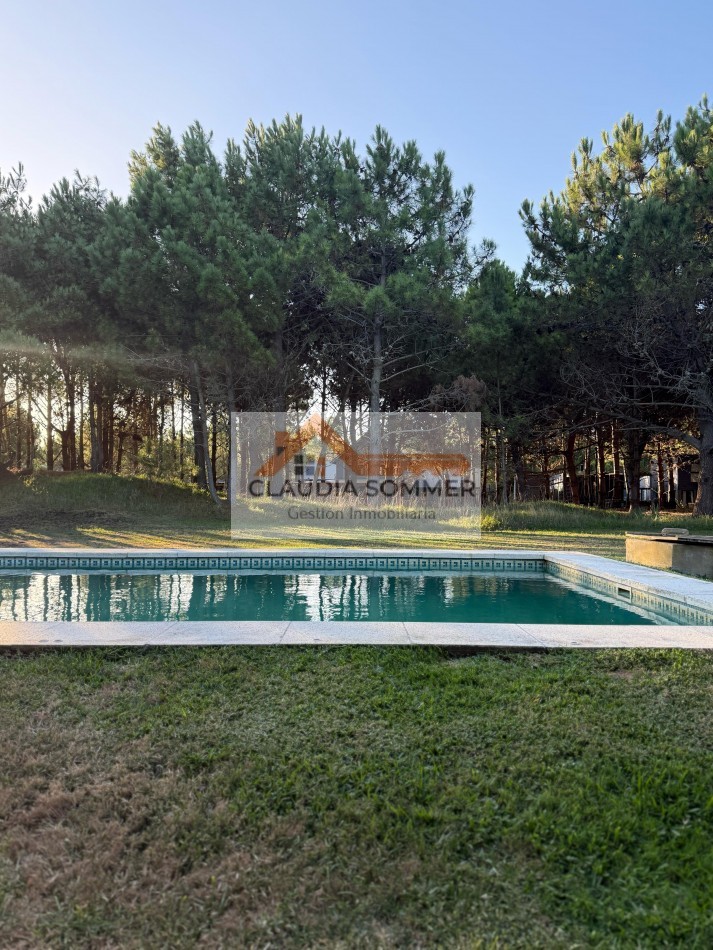 CASA CON PISCINA EN BARRIO PRIVADO