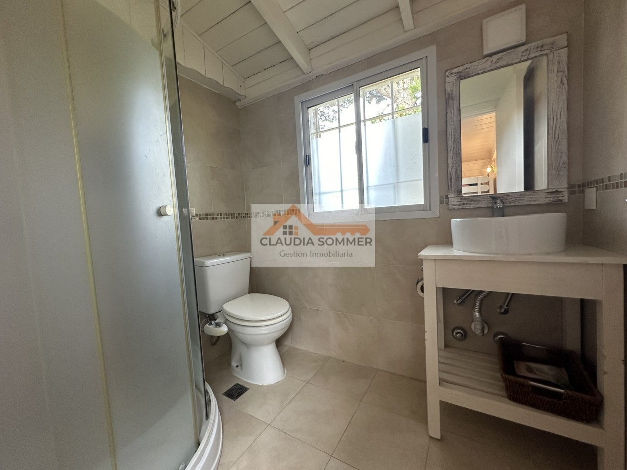 OPORTUNIDAD !! MODERNA CASA EN ESQUINA A METROS DEL CENTRO COMERCIAL GOLF Y DE LA PLAYA 