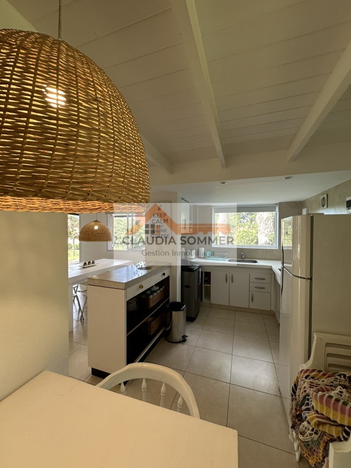 OPORTUNIDAD !! MODERNA CASA EN ESQUINA A METROS DEL CENTRO COMERCIAL GOLF Y DE LA PLAYA 