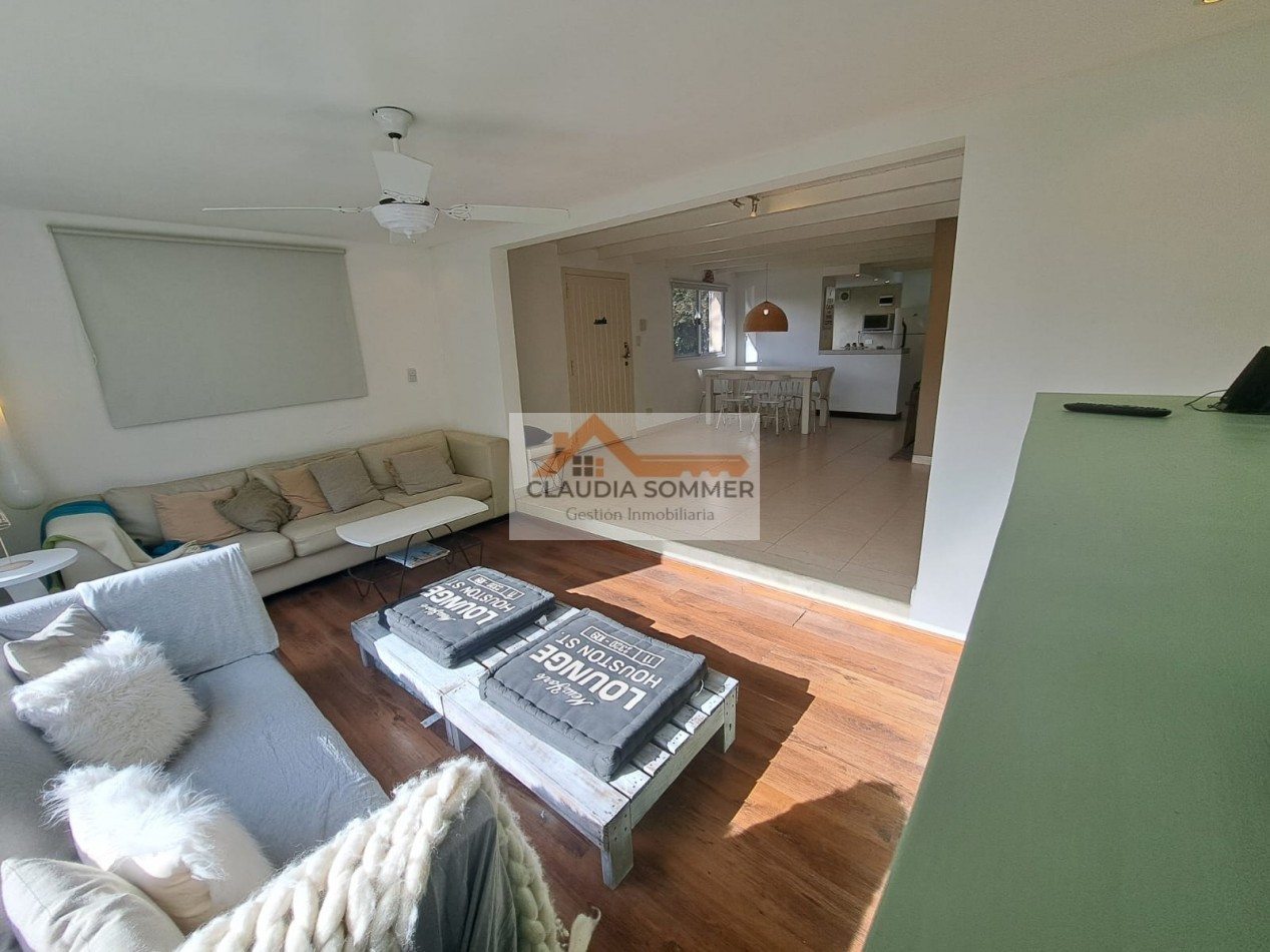 OPORTUNIDAD !! MODERNA CASA EN ESQUINA A METROS DEL CENTRO COMERCIAL GOLF Y DE LA PLAYA 