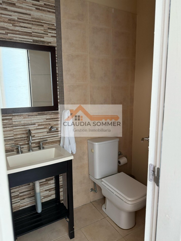 CASA CON PISCINA EN BARRIO PRIVADO