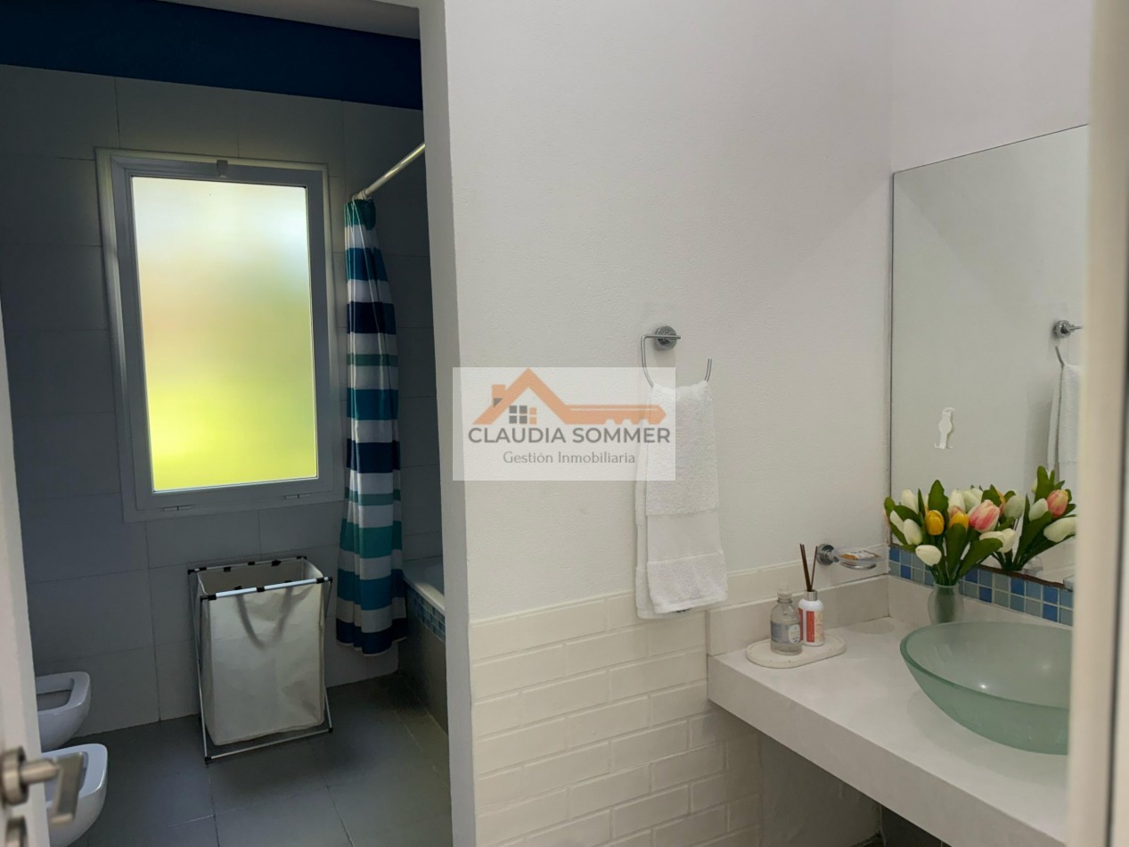 CASA CON PISCINA EN BARRIO PRIVADO
