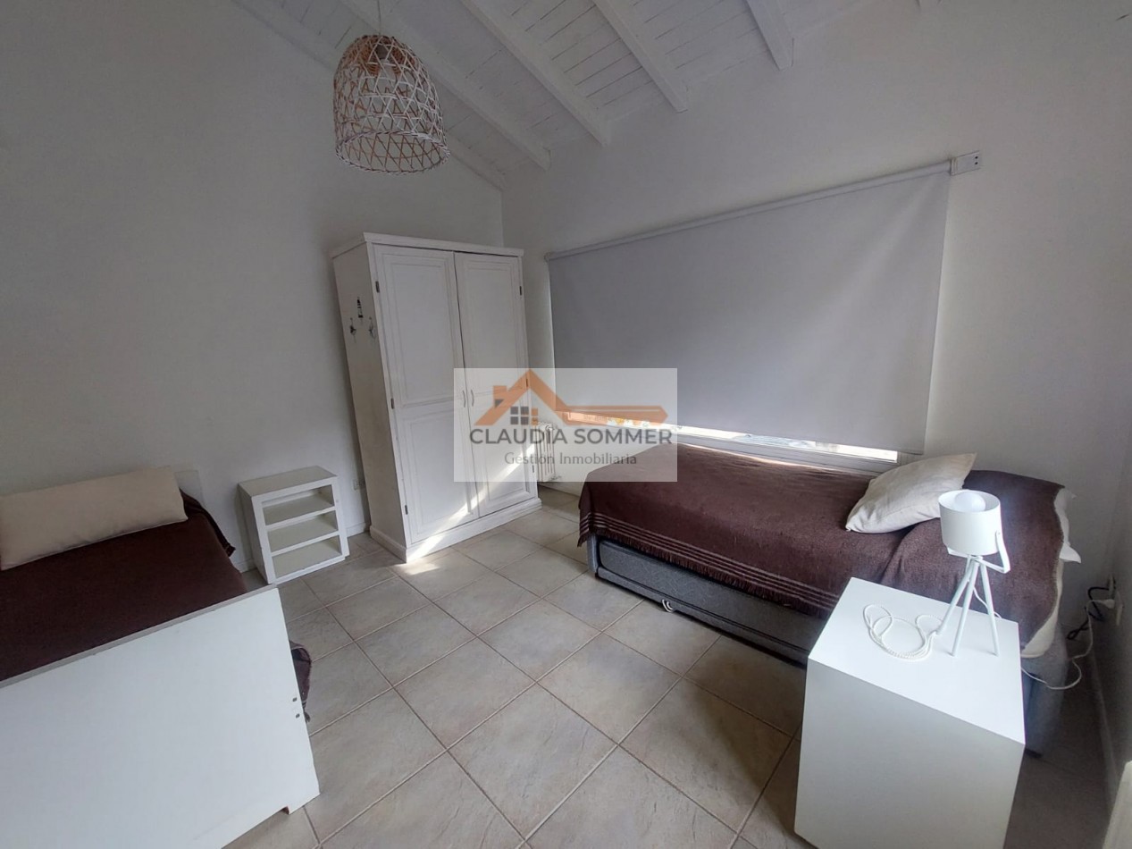 COMPLEJO TRIDENTE: COMODO TRIPLEX CON PATIO, PARRILLA,COCHERA, PARQUE Y PISCINA.
