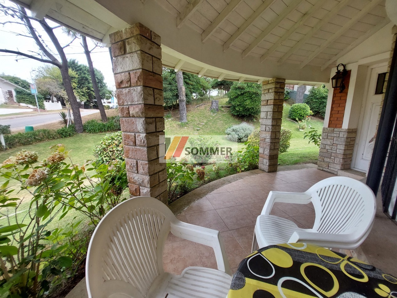 CASA TRADICIONAL CON PISCINA A DOS CUADRAS DEL MAR- Pinamar Sur-