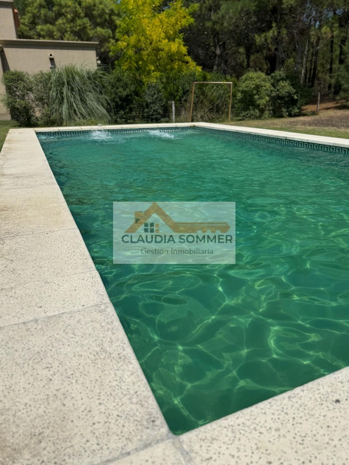 CASA CON PISCINA EN BARRIO PRIVADO