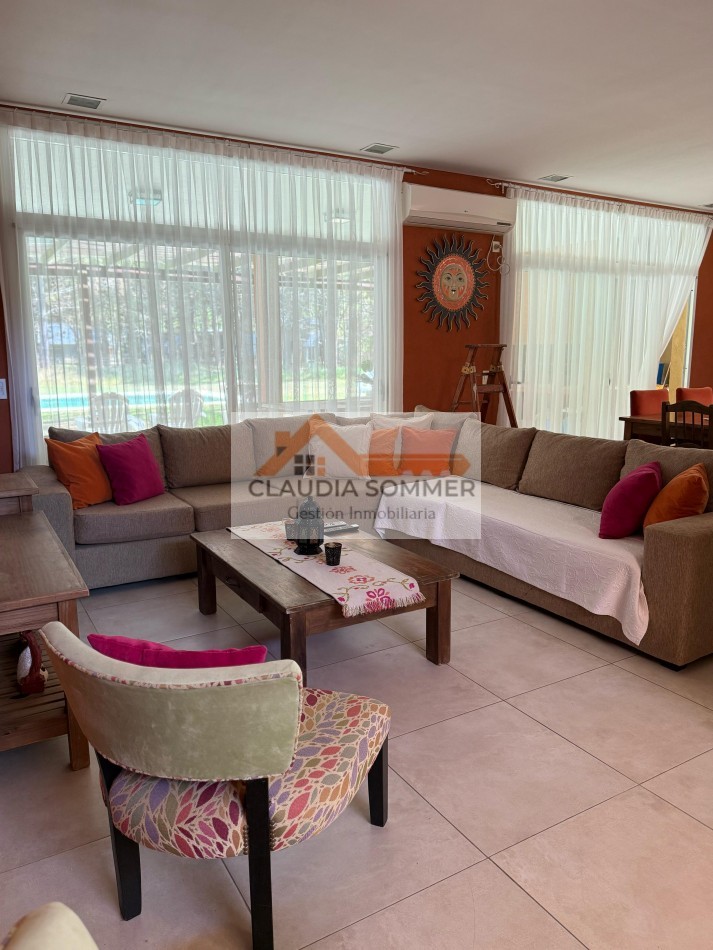 CASA CON PISCINA EN BARRIO PRIVADO