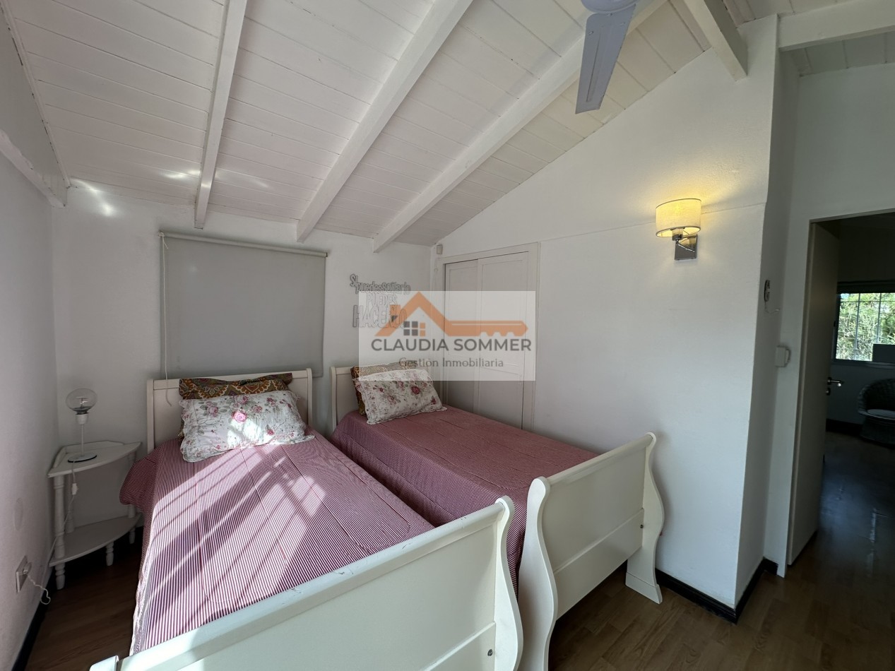 OPORTUNIDAD !! MODERNA CASA EN ESQUINA A METROS DEL CENTRO COMERCIAL GOLF Y DE LA PLAYA 