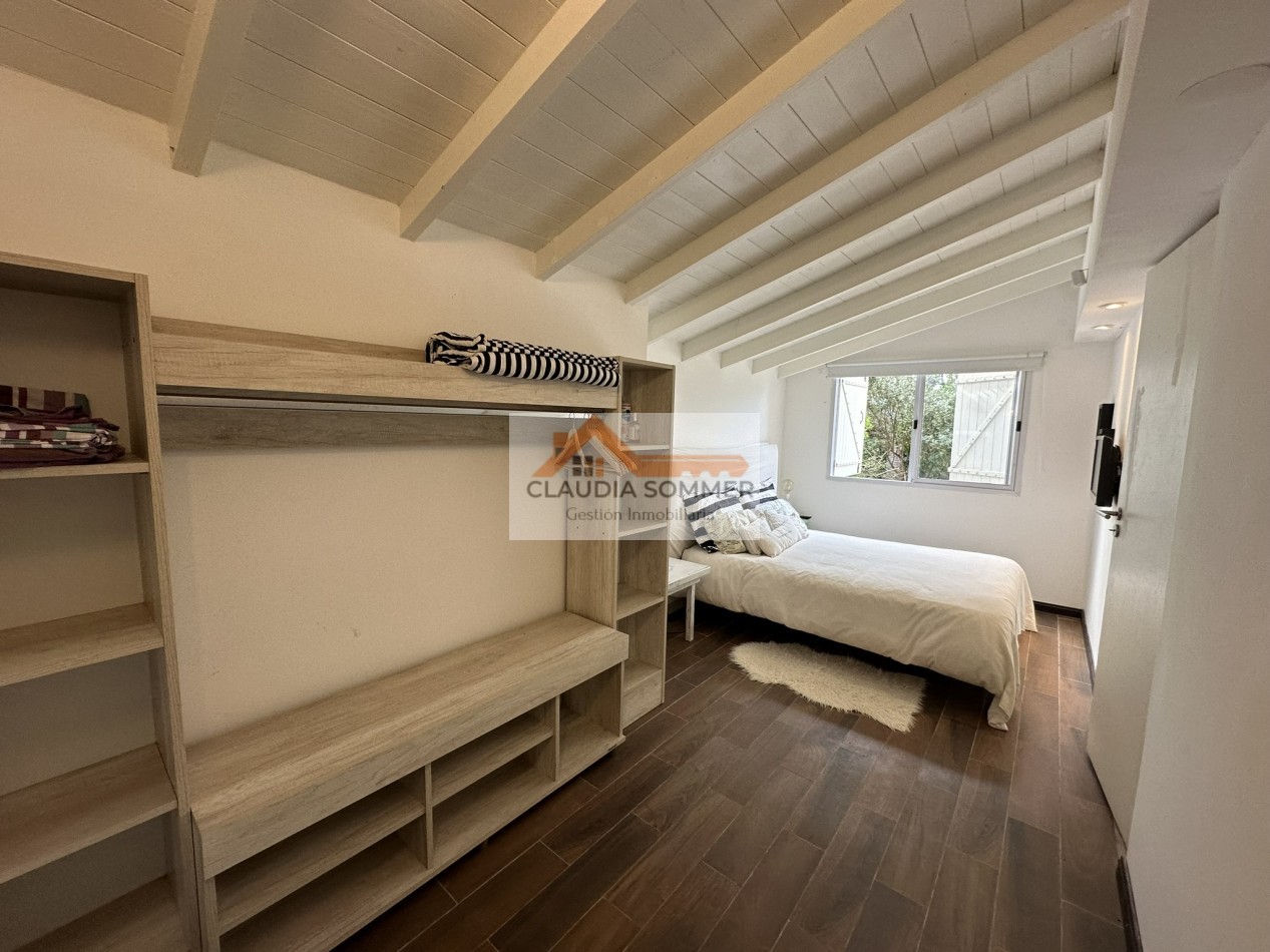 OPORTUNIDAD !! MODERNA CASA EN ESQUINA A METROS DEL CENTRO COMERCIAL GOLF Y DE LA PLAYA 
