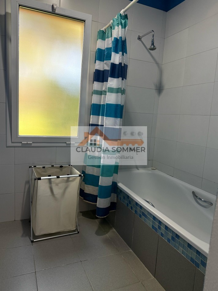 CASA CON PISCINA EN BARRIO PRIVADO