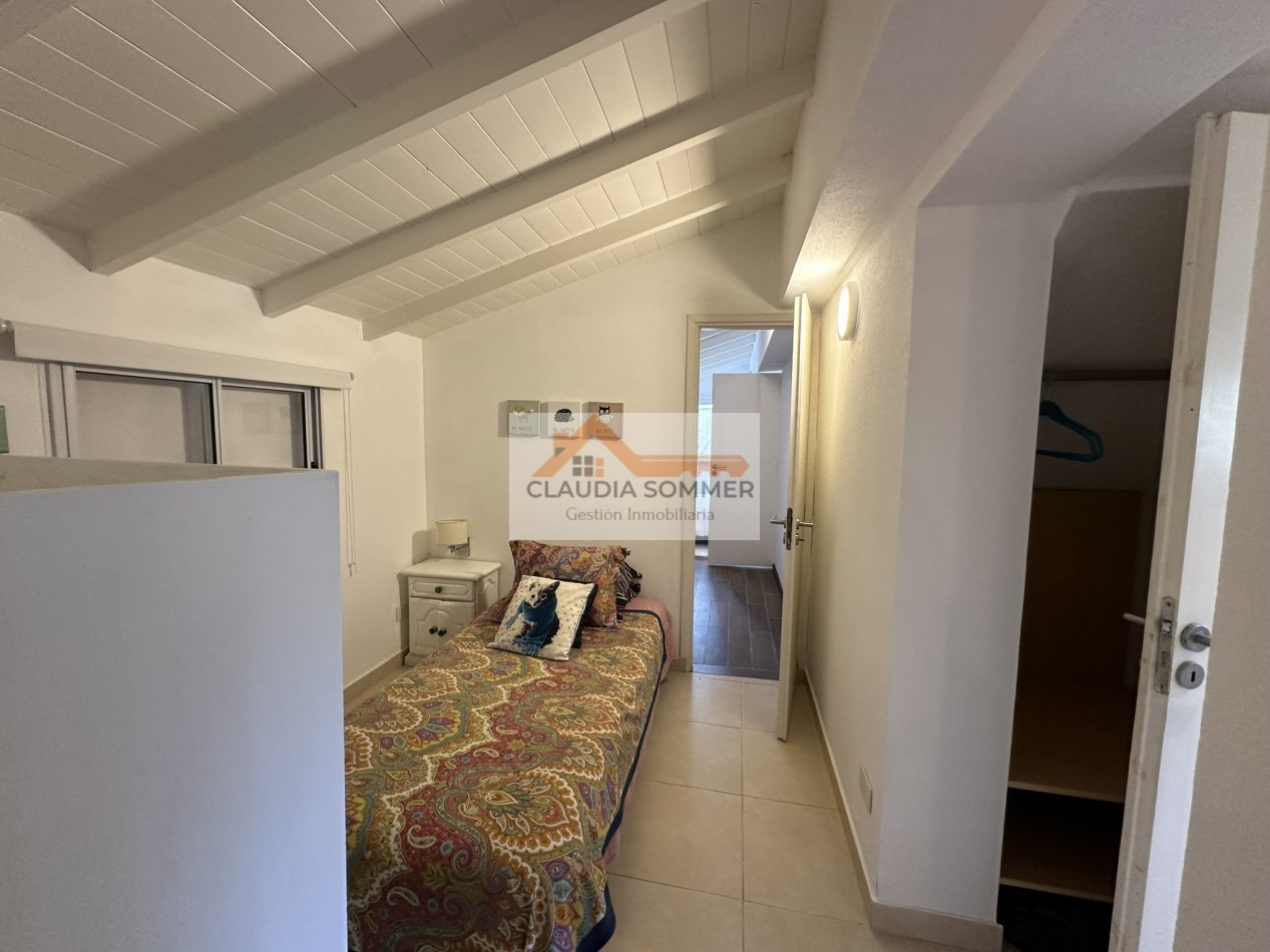 OPORTUNIDAD !! MODERNA CASA EN ESQUINA A METROS DEL CENTRO COMERCIAL GOLF Y DE LA PLAYA 