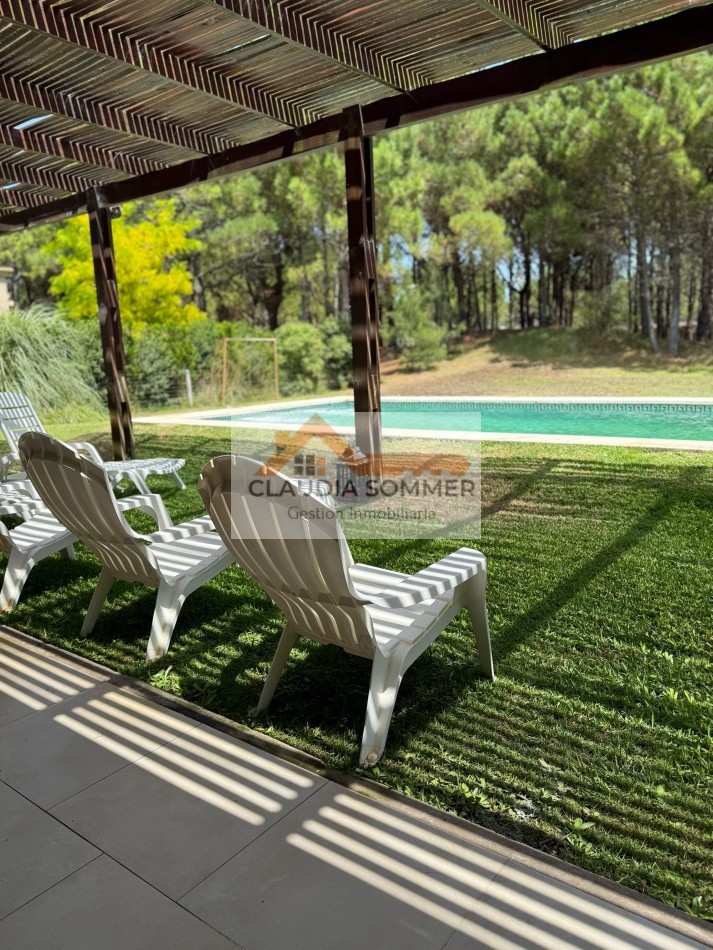 CASA CON PISCINA EN BARRIO PRIVADO