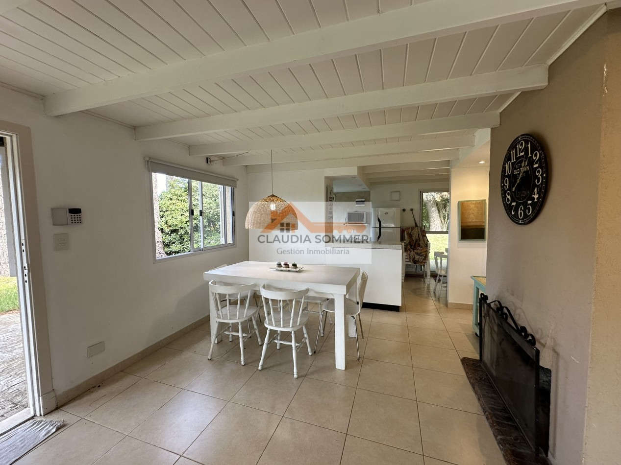 OPORTUNIDAD !! MODERNA CASA EN ESQUINA A METROS DEL CENTRO COMERCIAL GOLF Y DE LA PLAYA 