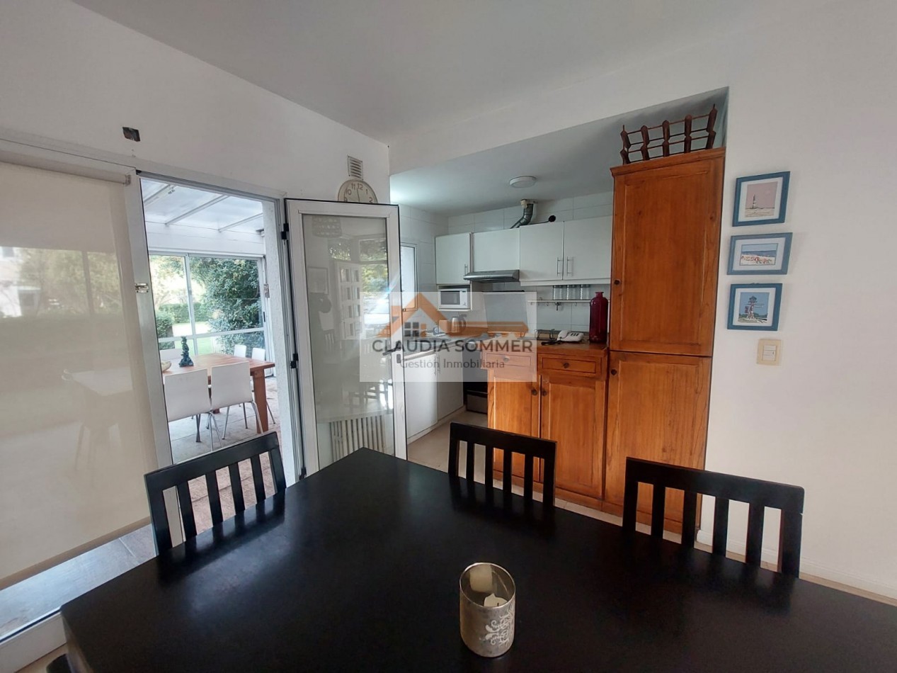 COMPLEJO TRIDENTE: COMODO TRIPLEX CON PATIO, PARRILLA,COCHERA, PARQUE Y PISCINA.