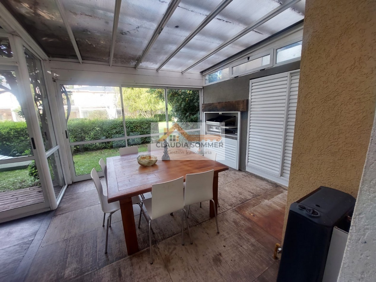 COMPLEJO TRIDENTE: COMODO TRIPLEX CON PATIO, PARRILLA,COCHERA, PARQUE Y PISCINA.