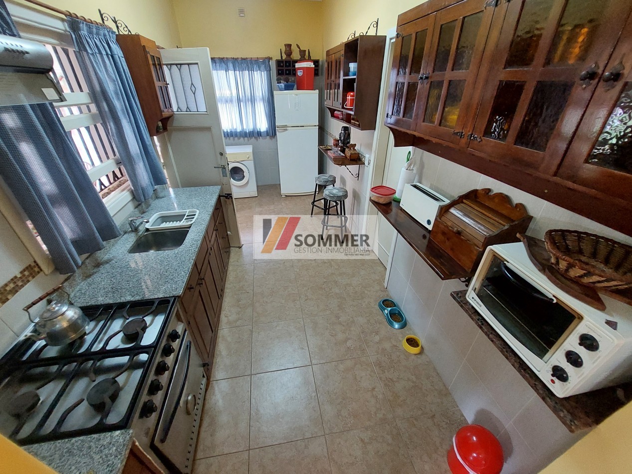 CASA TRADICIONAL CON PISCINA A DOS CUADRAS DEL MAR- Pinamar Sur-