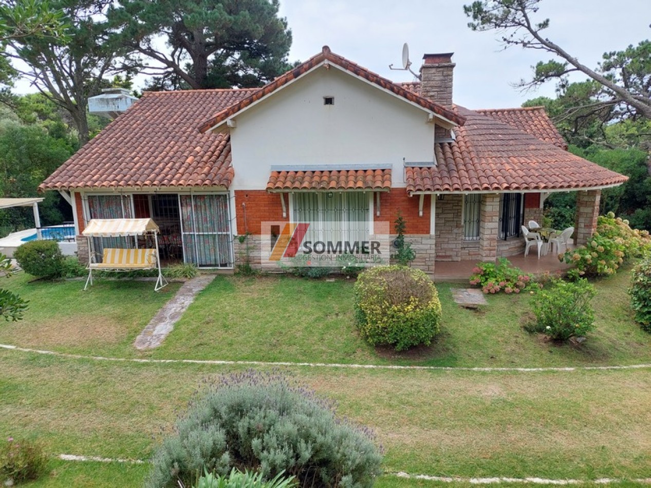 CASA TRADICIONAL CON PISCINA A DOS CUADRAS DEL MAR- Pinamar Sur-