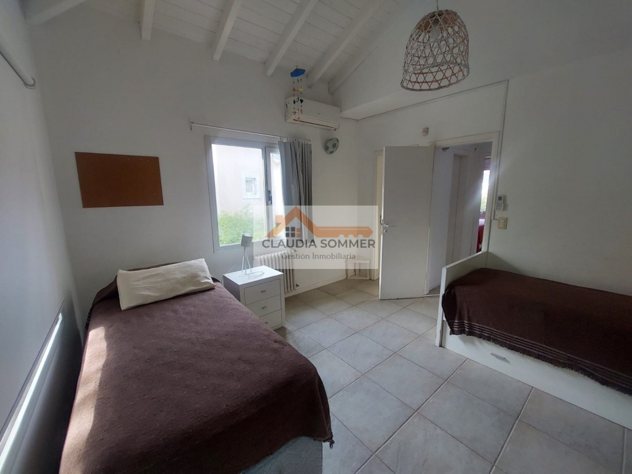 COMPLEJO TRIDENTE: COMODO TRIPLEX CON PATIO, PARRILLA,COCHERA, PARQUE Y PISCINA.