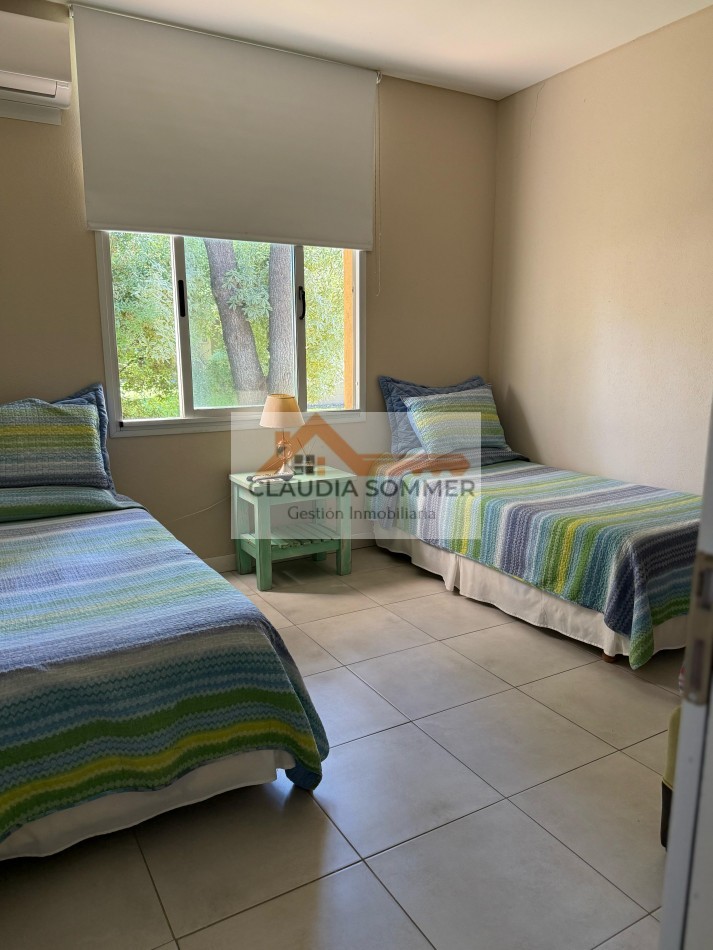 CASA CON PISCINA EN BARRIO PRIVADO