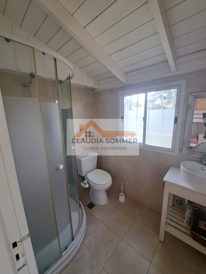OPORTUNIDAD !! MODERNA CASA EN ESQUINA A METROS DEL CENTRO COMERCIAL GOLF Y DE LA PLAYA 