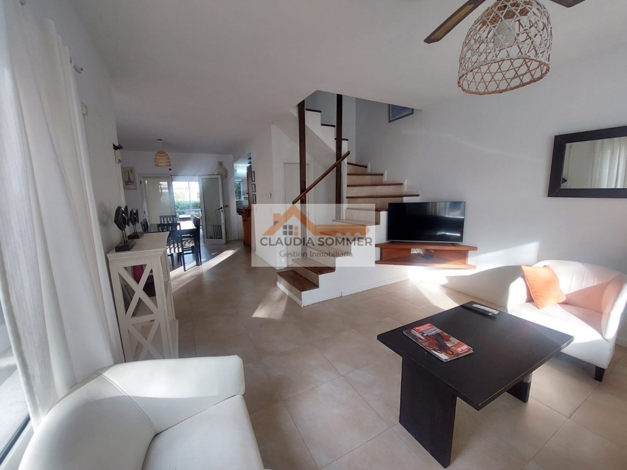 COMPLEJO TRIDENTE: COMODO TRIPLEX CON PATIO, PARRILLA,COCHERA, PARQUE Y PISCINA.