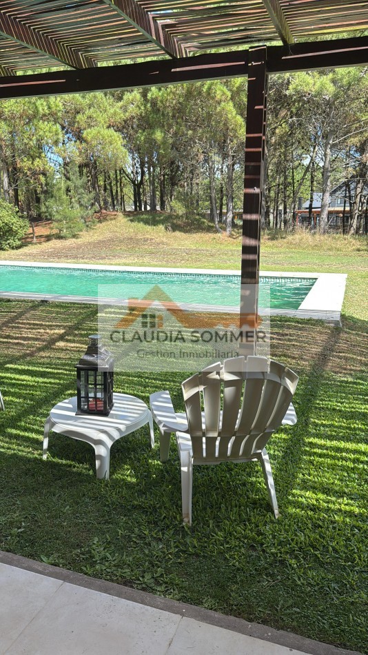 CASA CON PISCINA EN BARRIO PRIVADO