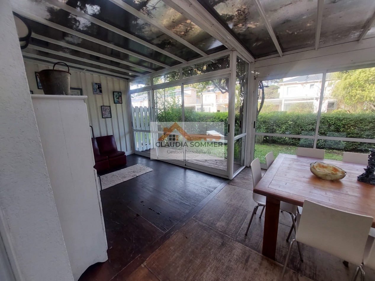 COMPLEJO TRIDENTE: COMODO TRIPLEX CON PATIO, PARRILLA,COCHERA, PARQUE Y PISCINA.