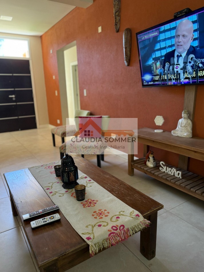 CASA CON PISCINA EN BARRIO PRIVADO