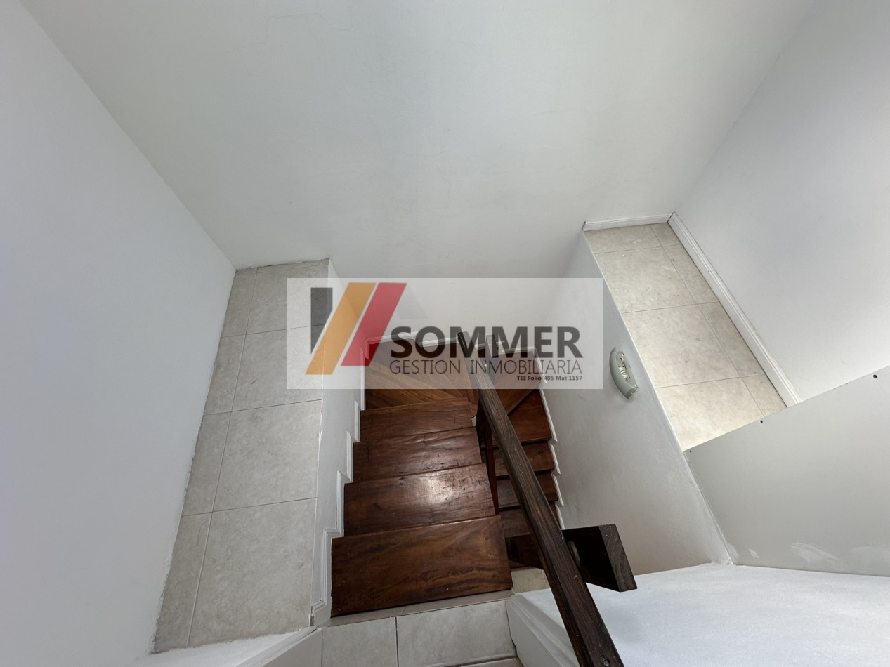 COMPLEJO TRIDENTE: COMODO TRIPLEX TIPO CASA CON PATIO, PARRILLA,COCHERA, PARQUE Y PISCINA.