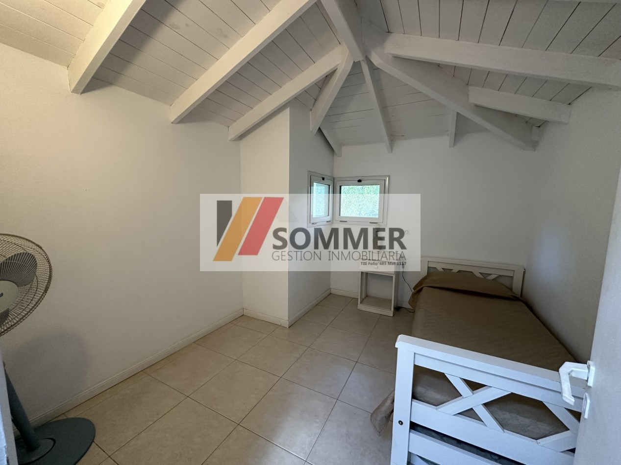 COMPLEJO TRIDENTE: COMODO TRIPLEX TIPO CASA CON PATIO, PARRILLA,COCHERA, PARQUE Y PISCINA.