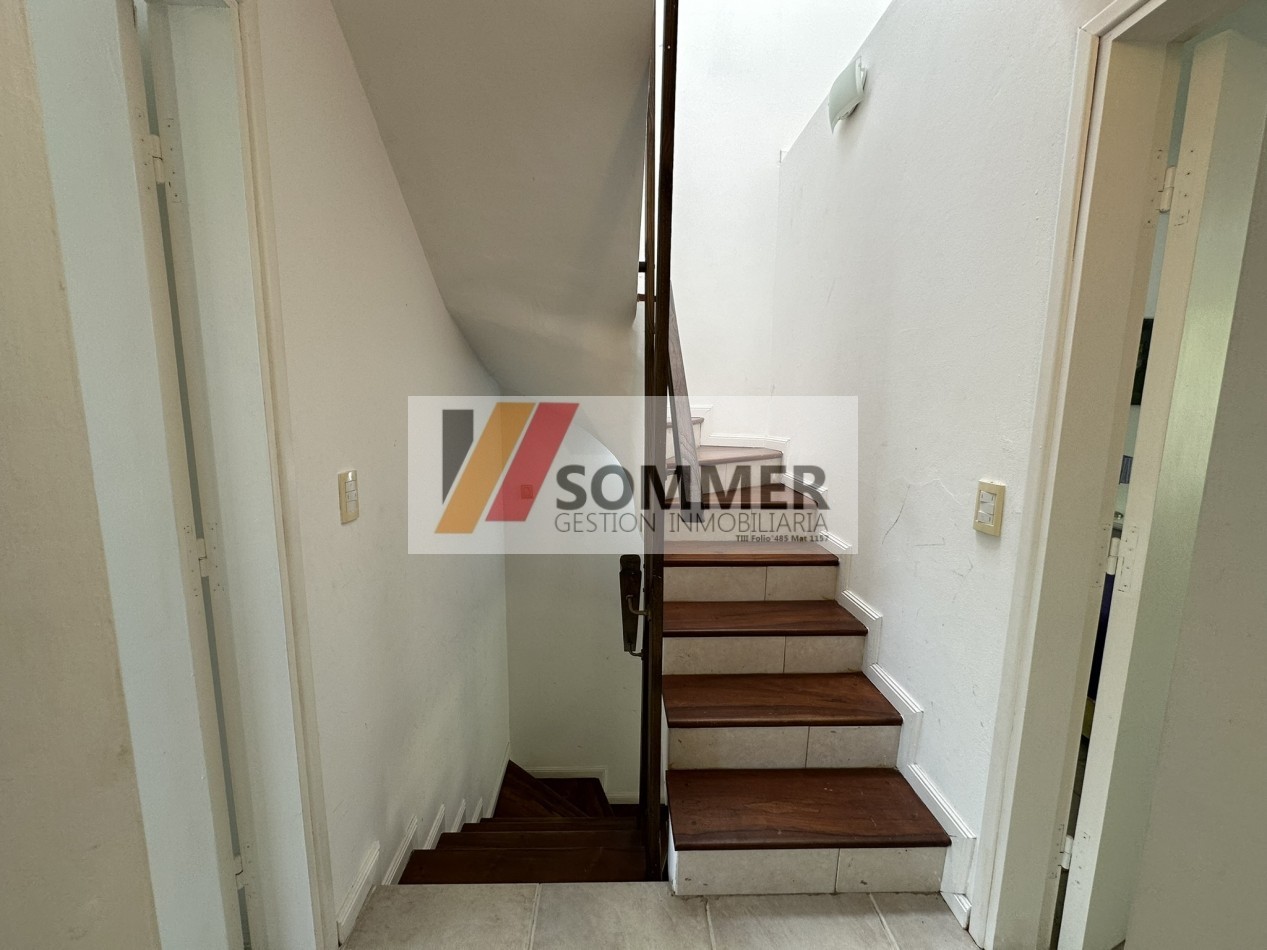 COMPLEJO TRIDENTE: COMODO TRIPLEX TIPO CASA CON PATIO, PARRILLA,COCHERA, PARQUE Y PISCINA.