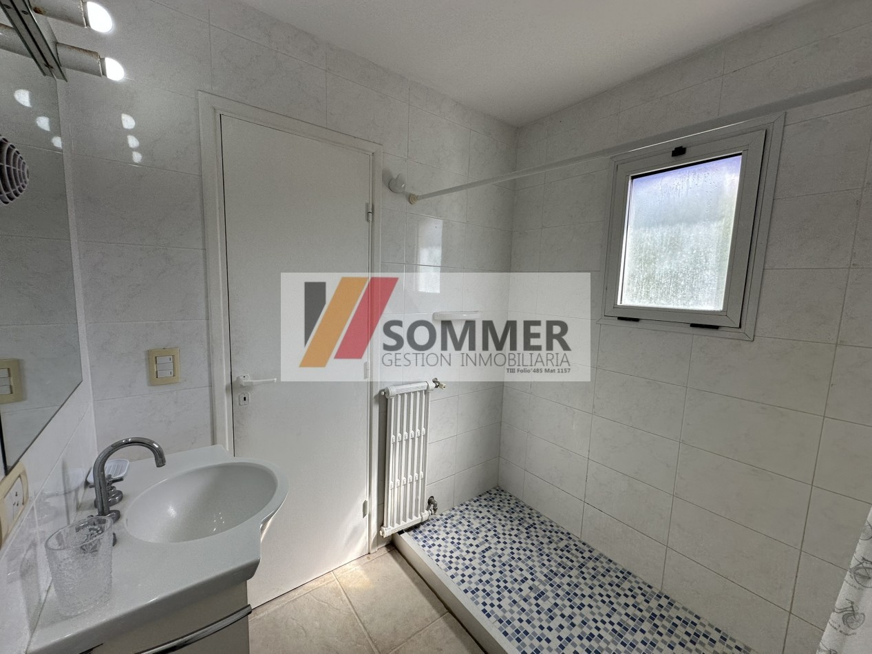 COMPLEJO TRIDENTE: COMODO TRIPLEX TIPO CASA CON PATIO, PARRILLA,COCHERA, PARQUE Y PISCINA.