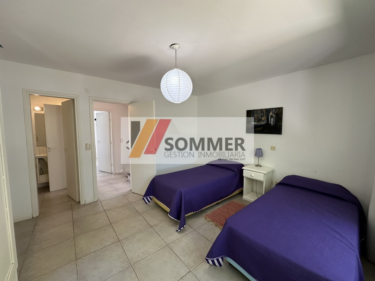 COMPLEJO TRIDENTE: COMODO TRIPLEX TIPO CASA CON PATIO, PARRILLA,COCHERA, PARQUE Y PISCINA.