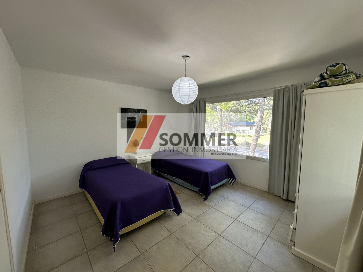 COMPLEJO TRIDENTE: COMODO TRIPLEX TIPO CASA CON PATIO, PARRILLA,COCHERA, PARQUE Y PISCINA.