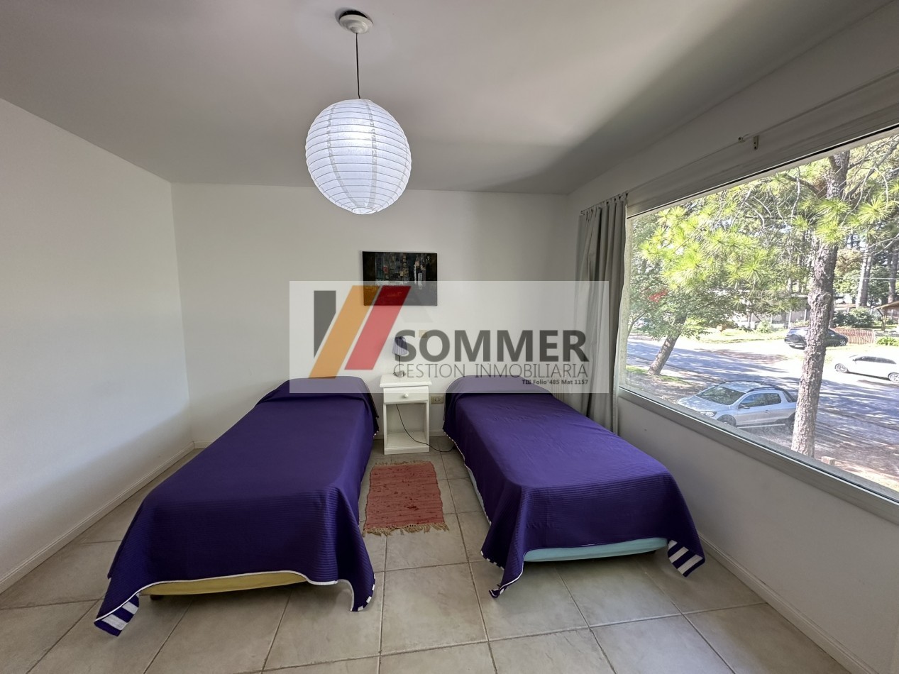 COMPLEJO TRIDENTE: COMODO TRIPLEX TIPO CASA CON PATIO, PARRILLA,COCHERA, PARQUE Y PISCINA.