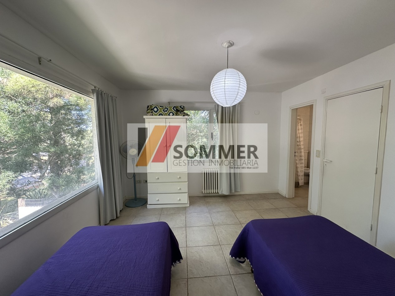 COMPLEJO TRIDENTE: COMODO TRIPLEX TIPO CASA CON PATIO, PARRILLA,COCHERA, PARQUE Y PISCINA.